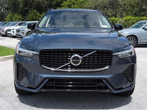 2023 Volvo XC60 B5 Ultimate Dark Theme