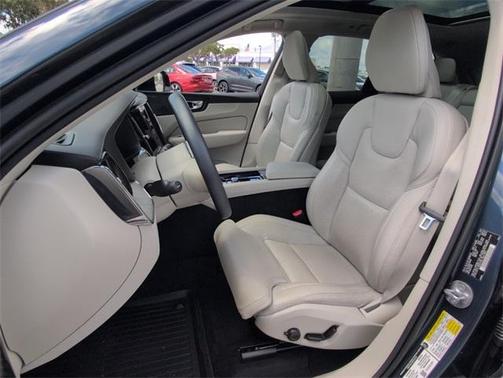 2023 Volvo XC60 B5 Ultimate Dark Theme