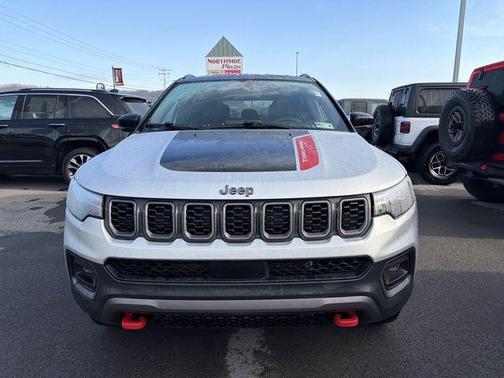 Silver Zynith Metallic Clearcoat 2025 Jeep Compass Trailhawk