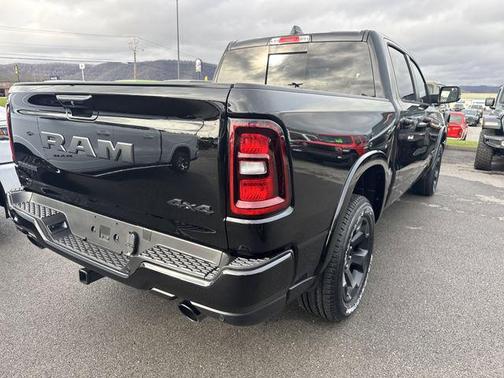 Diamond Black Crystal Pearlcoat 2026 RAM 1500 Big Horn/Lone Star