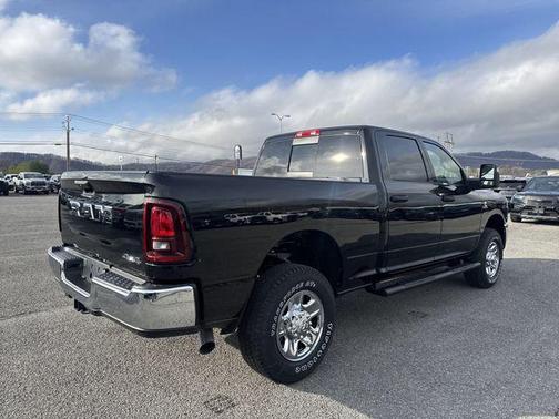 Diamond Black Crystal Pearlcoat 2026 RAM 2500 Tradesman Crew Cab 4x4 6'4' Box