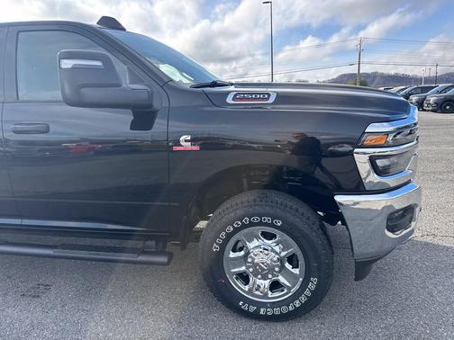 Diamond Black Crystal Pearlcoat 2026 RAM 2500 Tradesman Crew Cab 4x4 6'4' Box