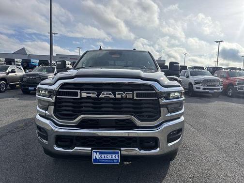 Diamond Black Crystal Pearlcoat 2026 RAM 2500 Tradesman Crew Cab 4x4 6'4' Box