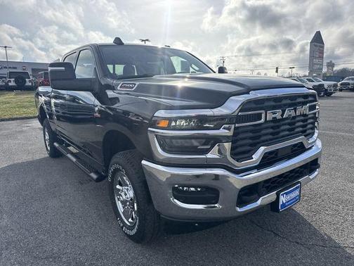 Diamond Black Crystal Pearlcoat 2026 RAM 2500 Tradesman Crew Cab 4x4 6'4' Box