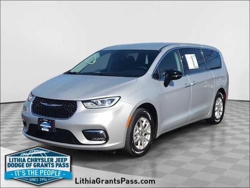 2024 Chrysler Pacifica Touring-L