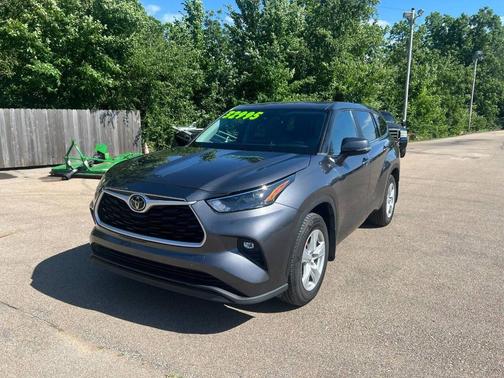 Gray 2023 Toyota Highlander LE