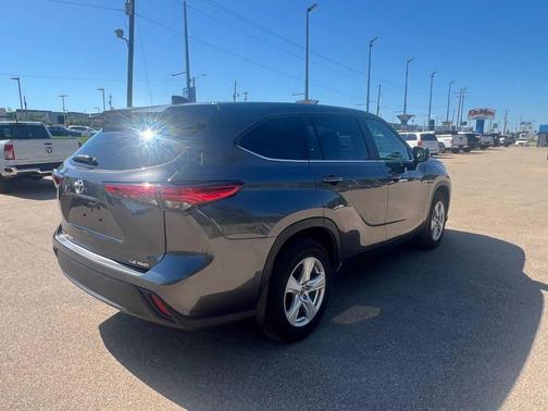 Gray 2023 Toyota Highlander LE