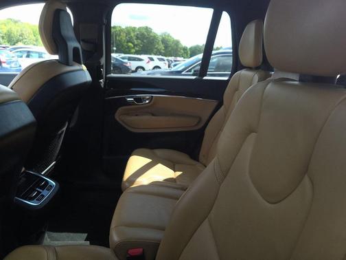 2017 Volvo XC90 T6 Momentum