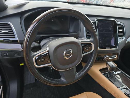 2017 Volvo XC90 T6 Momentum