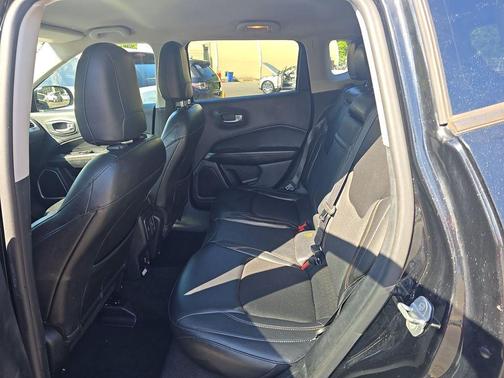 Diamond Black Crystal Pearlcoat 2018 Jeep Compass Latitude