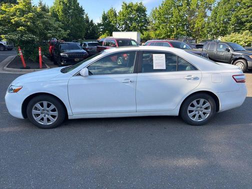 Super White 2009 Toyota Camry Hybrid SE