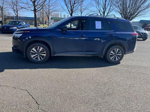 2023 Nissan Pathfinder SL 4WD