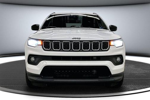 Bright White Clearcoat 2024 Jeep Compass Latitude