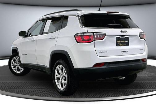 Bright White Clearcoat 2024 Jeep Compass Latitude