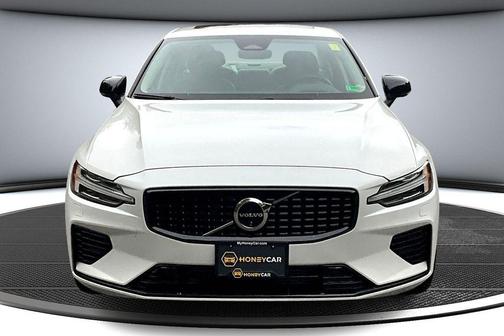 2024 Volvo S60 Recharge Plug-In Hybrid T8 Ultimate Dark Theme