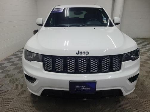 Photo 3 of 35 of 2017 Jeep Grand Cherokee Altitude
