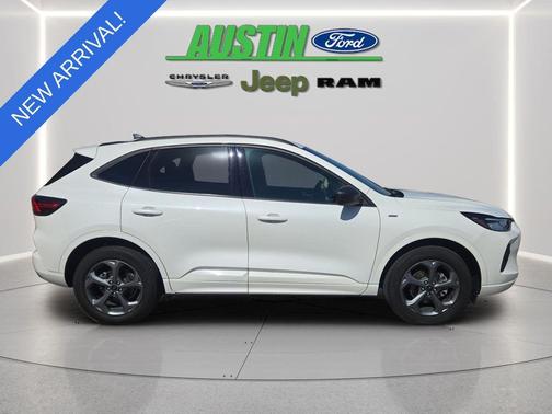 Star White Metallic Tri-Coat 2023 Ford Escape ST-Line