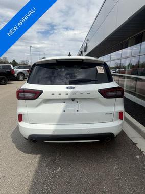Star White Metallic Tri-Coat 2023 Ford Escape ST-Line