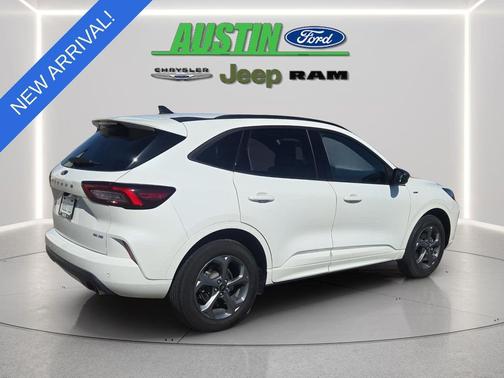 Star White Metallic Tri-Coat 2023 Ford Escape ST-Line