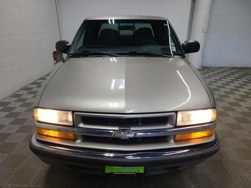 Photo 3 of 29 of 2001 Chevrolet S-10 LS
