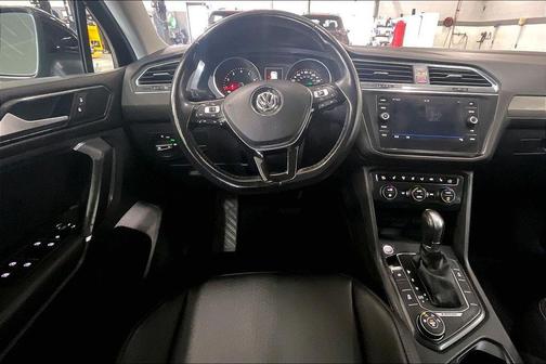 Deep Black Pearl Metallic 2018 Volkswagen Tiguan 2.0T SE 4MOTION