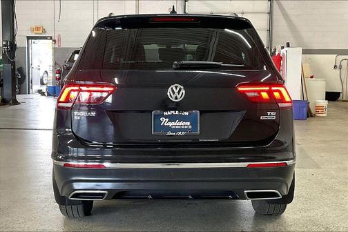Deep Black Pearl Metallic 2018 Volkswagen Tiguan 2.0T SE 4MOTION