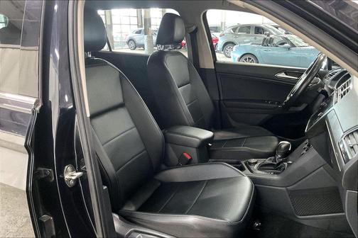 Deep Black Pearl Metallic 2018 Volkswagen Tiguan 2.0T SE 4MOTION