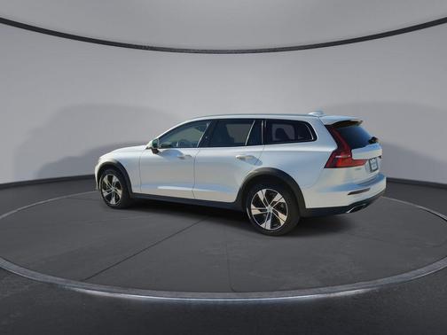 Crystal White 2022 Volvo V60 Cross Country T5