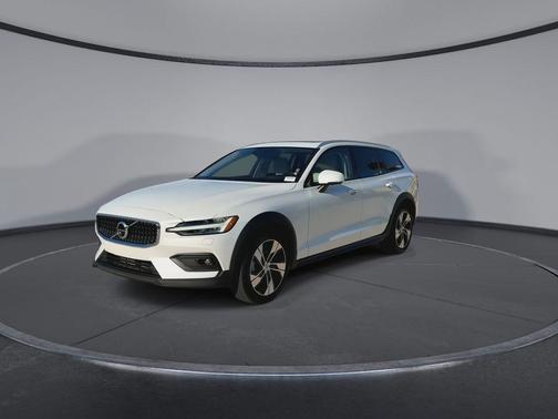 Crystal White 2022 Volvo V60 Cross Country T5