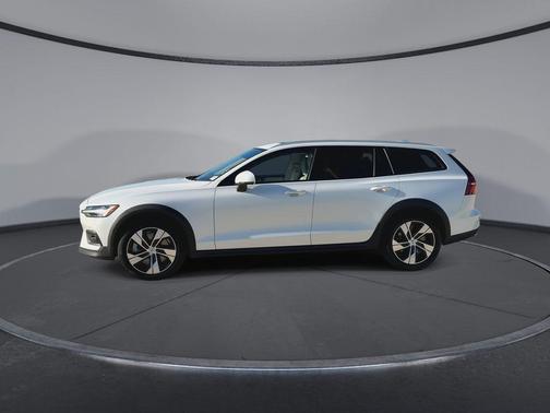 Crystal White 2022 Volvo V60 Cross Country T5