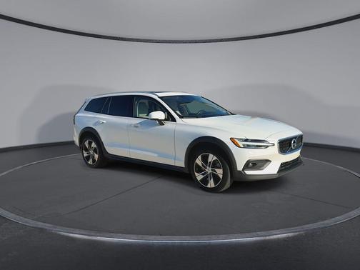 Crystal White 2022 Volvo V60 Cross Country T5