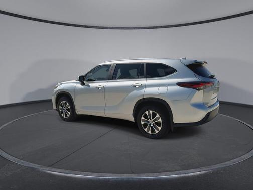 Celestial Silver Metallic 2024 Toyota Highlander XLE