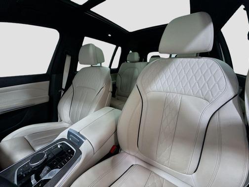Black Sapphire Metallic 2023 BMW X7 xDrive40i