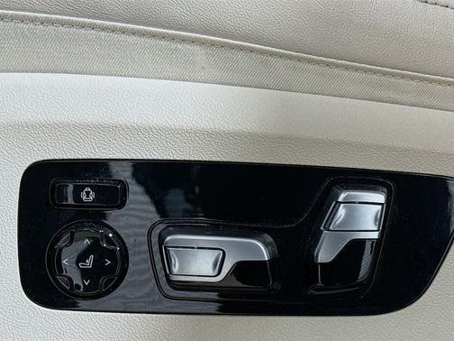 Black Sapphire Metallic 2023 BMW X7 xDrive40i