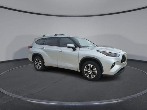 Celestial Silver Metallic 2022 Toyota Highlander XLE