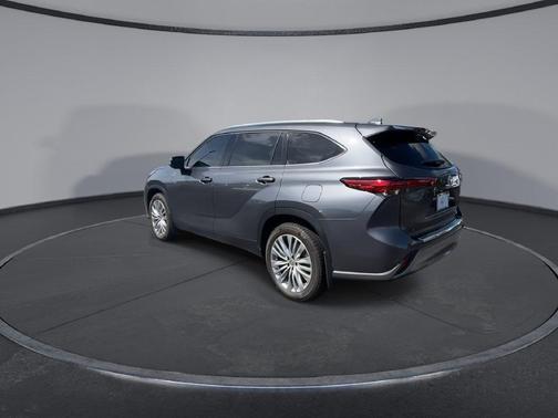 Magnetic Gray Metallic 2023 Toyota Highlander Platinum
