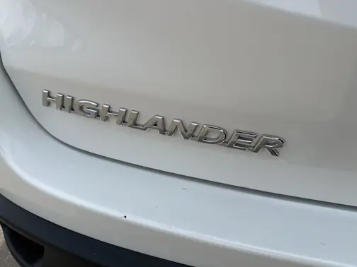 White 2019 Toyota Highlander XLE
