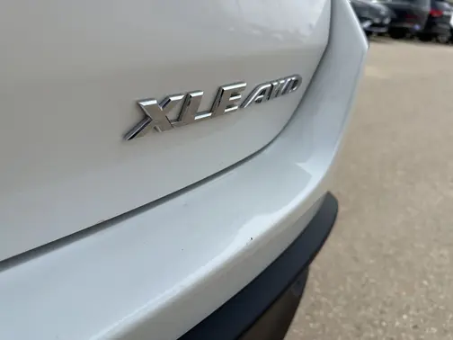 White 2019 Toyota Highlander XLE