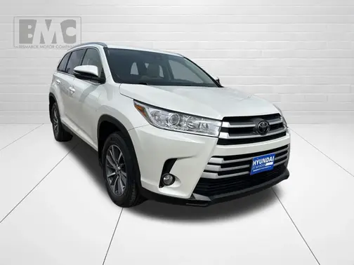 White 2019 Toyota Highlander XLE