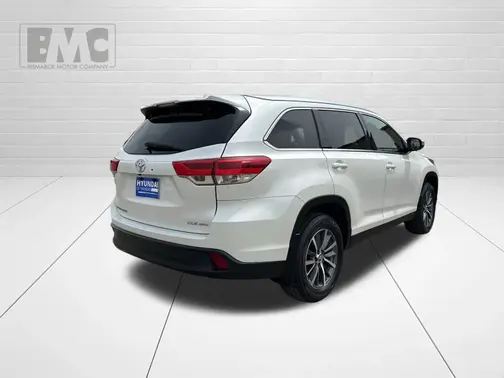 White 2019 Toyota Highlander XLE