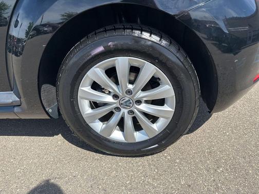 Black Uni 2013 Volkswagen Beetle 2.5L