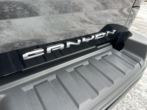 Onyx Black 2022 GMC Canyon Denali