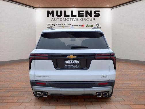 Summit White 2026 Chevrolet Traverse LT