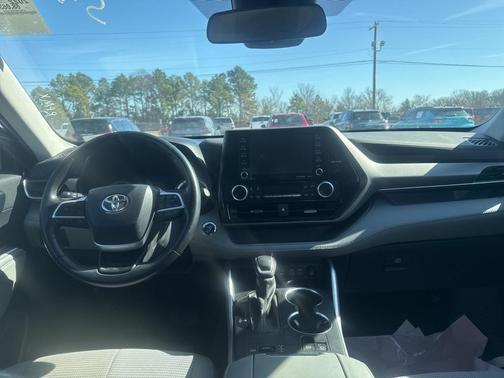 2022 Toyota Highlander LE