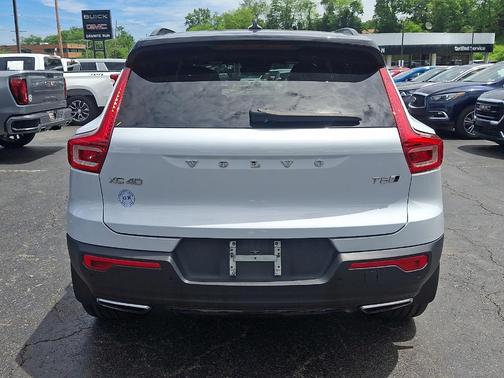 Glacier Silver Metallic 2020 Volvo XC40 T5 R-Design