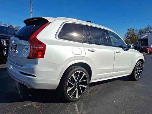 2021 Volvo XC90 T6 Momentum 7 Passenger