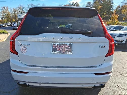 2021 Volvo XC90 T6 Momentum 7 Passenger