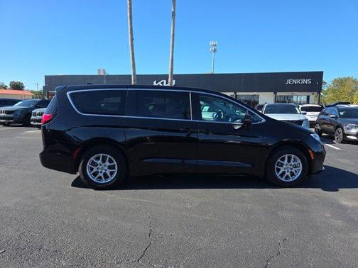 2024 Chrysler Pacifica Touring-L