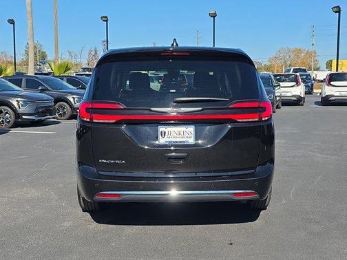 2024 Chrysler Pacifica Touring-L