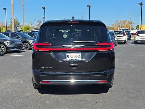 2024 Chrysler Pacifica Touring-L